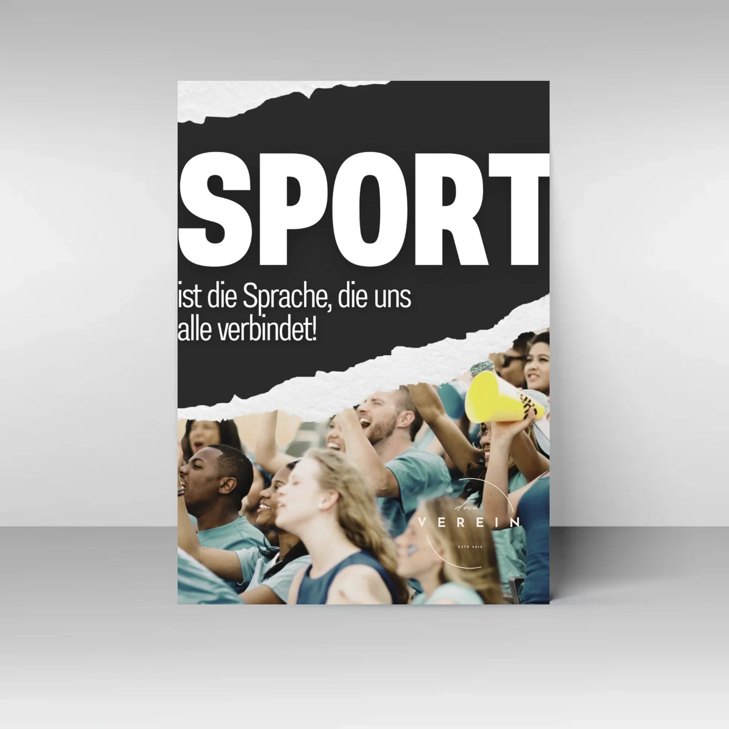 6854Poster-Muster mit personalisierbarem Foto im unteren Bereich. Oben in großer Schrift der feste Titel ‚SPORT‘ und darunter der Text ‚… ist die Sprache, die uns alle verbindet!‘. Im Musterbild jubelnde Menschen im Stadion; Bild, Text und Logo kann individuell ersetzt werden.