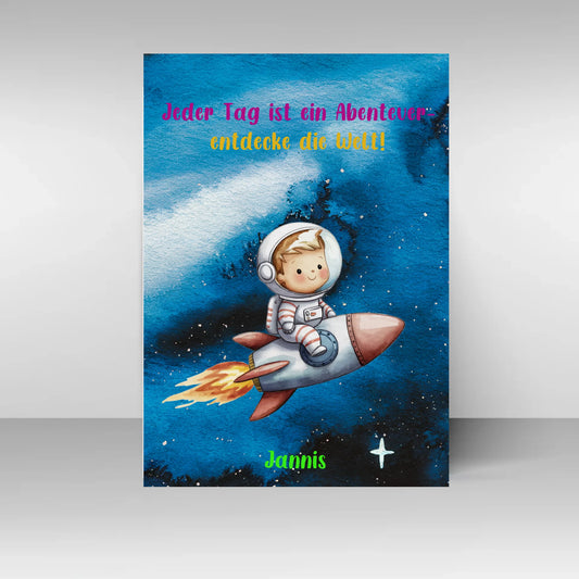 Poster mit wählbarem Clipart-Motiv, hier ein Kind im Astronautenanzug auf einer Rakete im Weltraum. Darüber ein variabler Spruch: ‚Jeder Tag ist ein Abenteuer – entdecke die Welt!‘. Unten ein personalisierbarer Name. Motiv und Spruch können aus verschiedenen Varianten gewählt werden.
