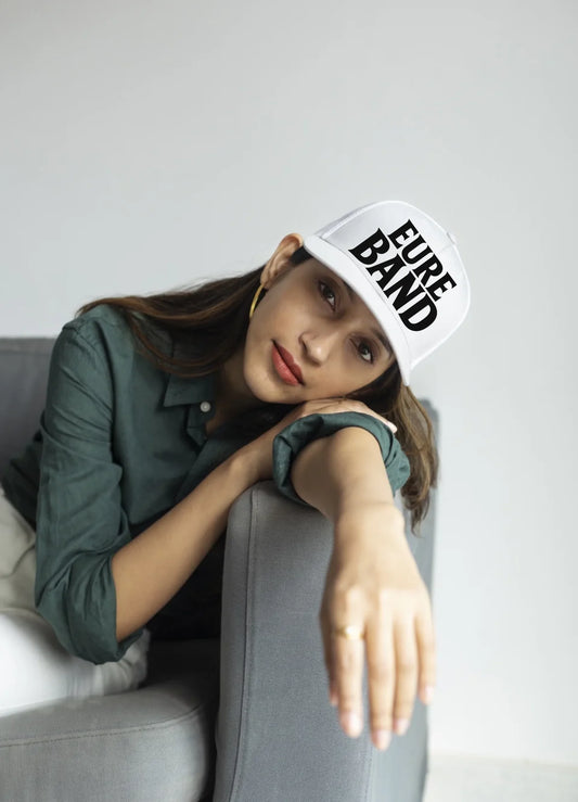 Basecap in Weiß mit dem Aufdruck ‚Eure Band‘ auf der Vorderseite. Der Schriftzug kann individuell mit dem eigenen Bandnamen gestaltet werden.