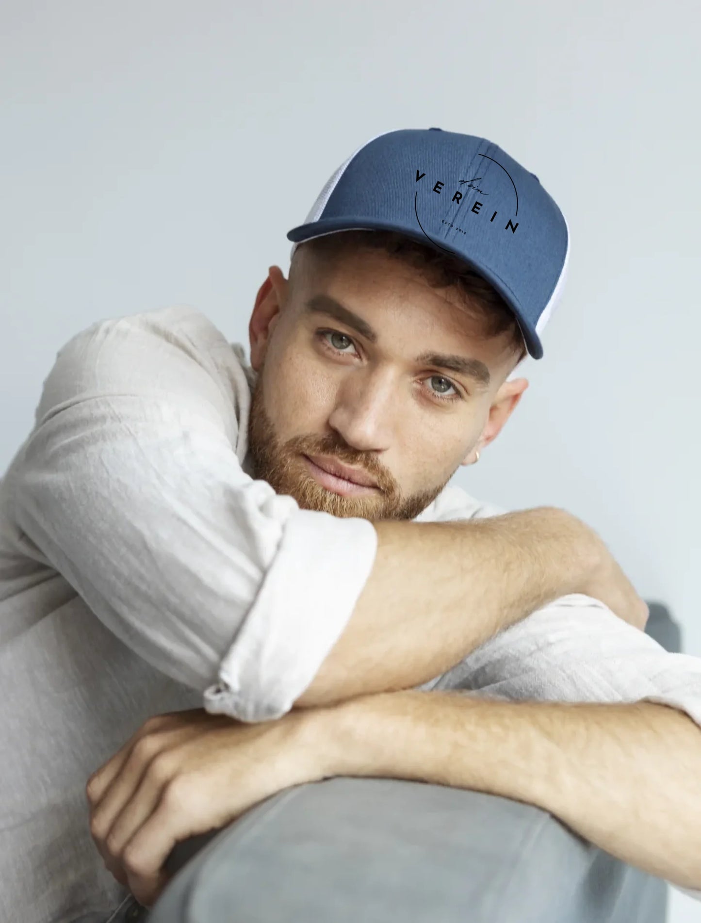 Basecap in Blau und Weiß mit dem Aufdruck ‚dein Verein – estd 2018‘ auf der Vorderseite. Die Cap kann individuell mit dem eigenen Vereinsnamen gestaltet werden
