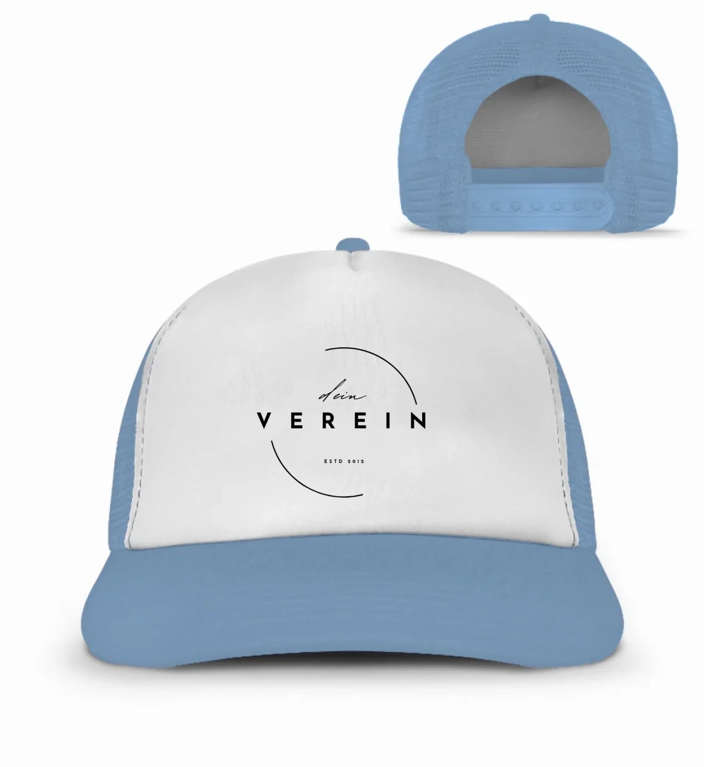 Basecap in hellblau und Weiß mit dem Aufdruck ‚dein Verein – estd 2018‘ auf der Vorderseite. Die Cap kann individuell mit dem eigenen Vereinsnamen gestaltet werden