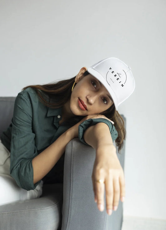 Basecap in weiss und schwarz mit dem Aufdruck ‚dein Verein – estd 2018‘ auf der Vorderseite. Die Cap kann individuell mit dem eigenen Vereinsnamen gestaltet werden