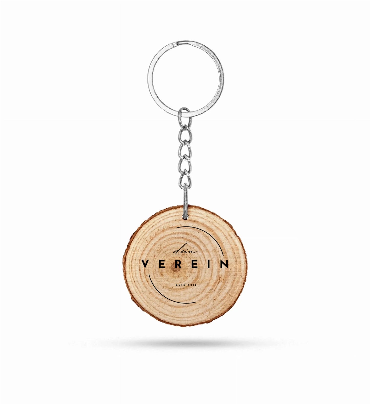 Runder Schlüsselanhänger aus Holz mit sichtbarer Maserung und Metallkette. Auf der Vorderseite ist das Vereinslogo mit dem Schriftzug ‚dein Verein – estd 2018‘ aufgedruckt. Der Vereinsname kann individuell angepasst werden.