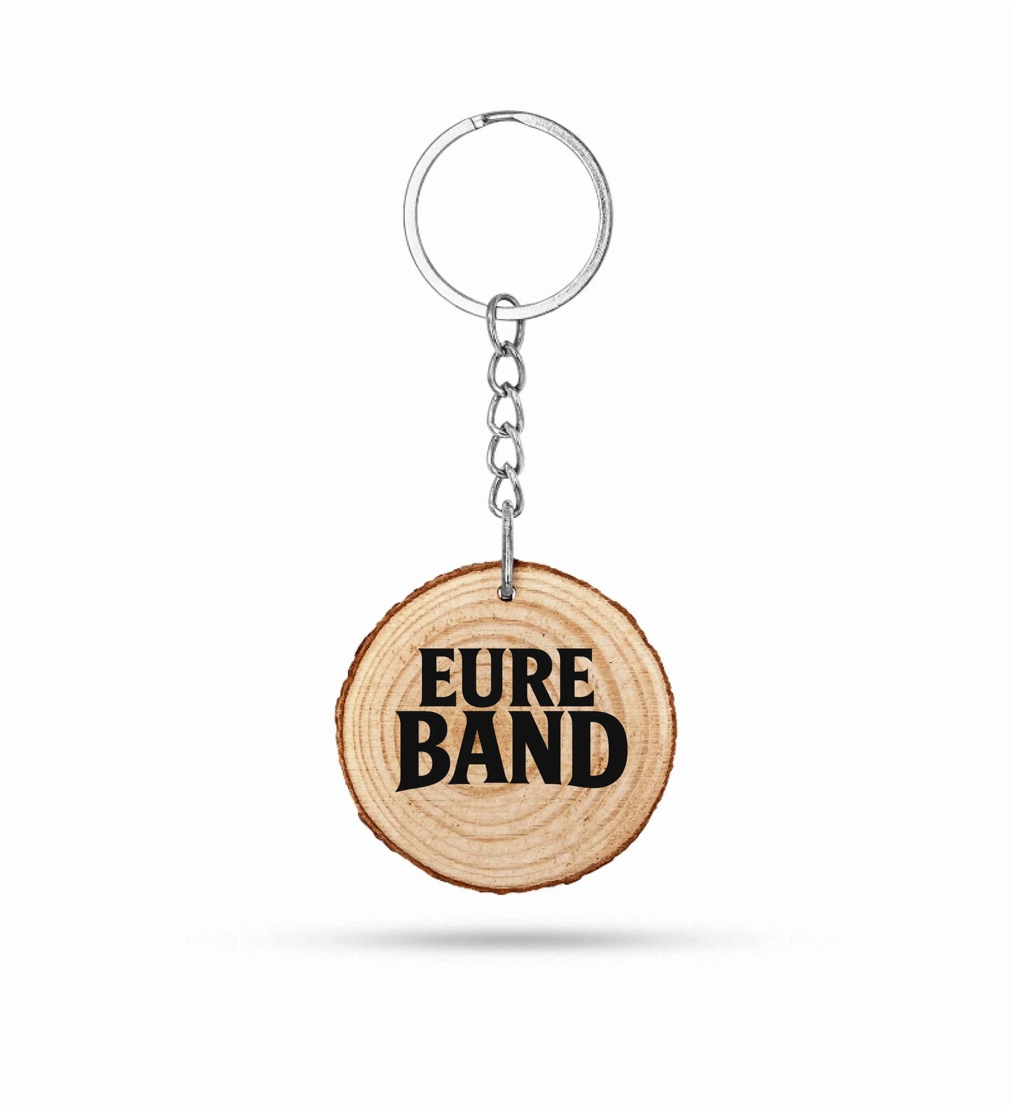 Runder Schlüsselanhänger aus Holz mit sichtbarer Maserung und Metallkette. Auf der Vorderseite steht in schwarzen Buchstaben der Schriftzug ‚Eure Band‘. Der Aufdruck kann individuell mit dem eigenen Bandnamen gestaltet werden.