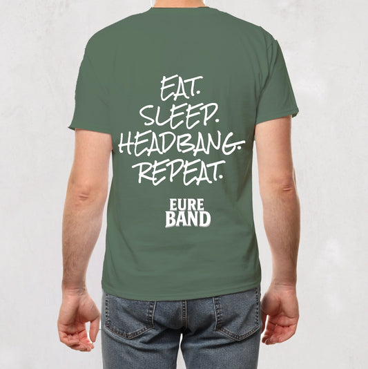 Grünes T-Shirt mit großem weißen Aufdruck auf der Rückseite: ‚EAT. SLEEP. HEADBANG. REPEAT.‘ Darunter steht in weißen Buchstaben der Schriftzug ‚Eure Band‘. Der Bandname kann individuell angepasst werden.