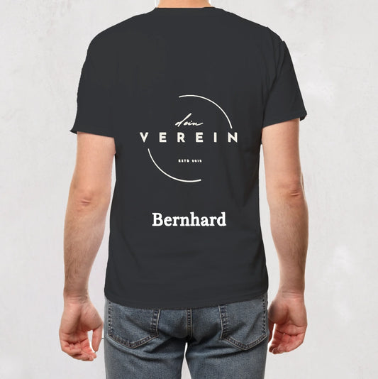 schwarzes T-Shirt mit Vereinslogo und dem Schriftzug ‚dein Verein – seit 2018‘ auf der Rückseite. Unterhalb des Logos steht ein personalisierbarer Name. Vereinsname und Name können individuell angepasst werden.