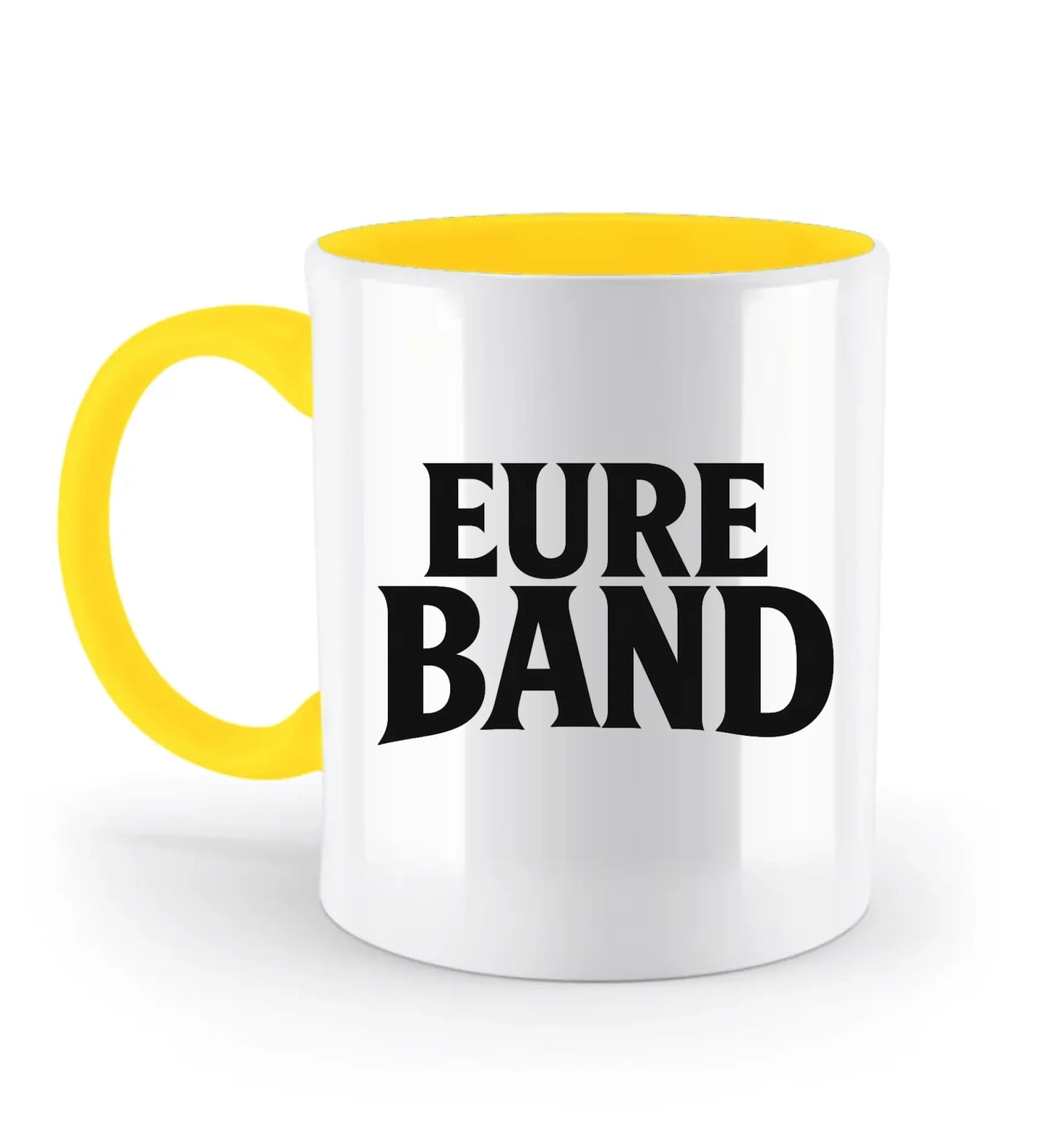 Weiße Keramiktasse mit großem schwarzen Schriftzug ‚Eure Band‘ auf der Vorderseite. Der Text kann individuell mit dem eigenen Bandnamen gestaltet werden. Griff und Innenleben sind gelb
