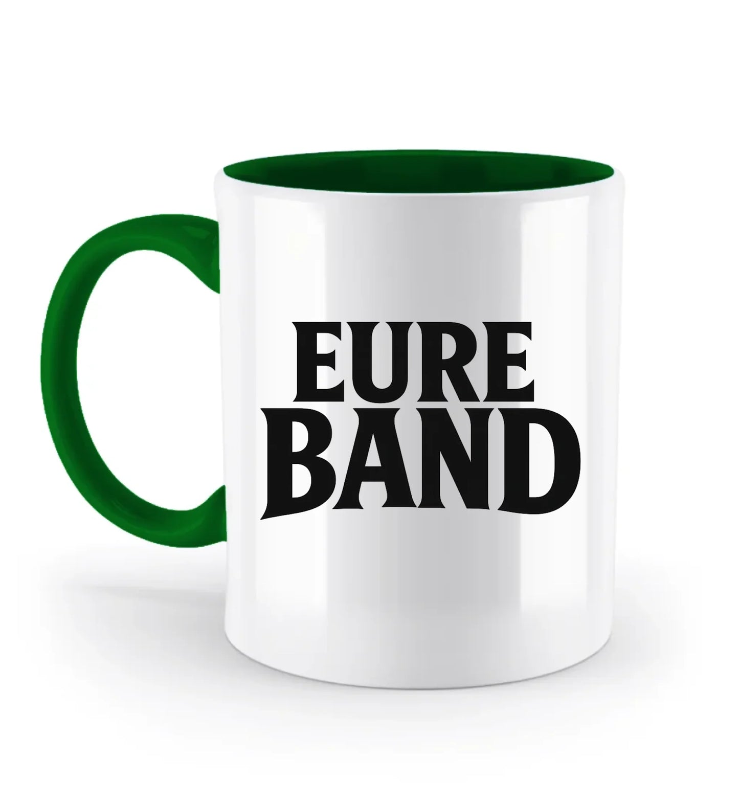 Weiße Keramiktasse mit großem schwarzen Schriftzug ‚Eure Band‘ auf der Vorderseite. Der Text kann individuell mit dem eigenen Bandnamen gestaltet werden. Griff und Innenleben sind gruen
