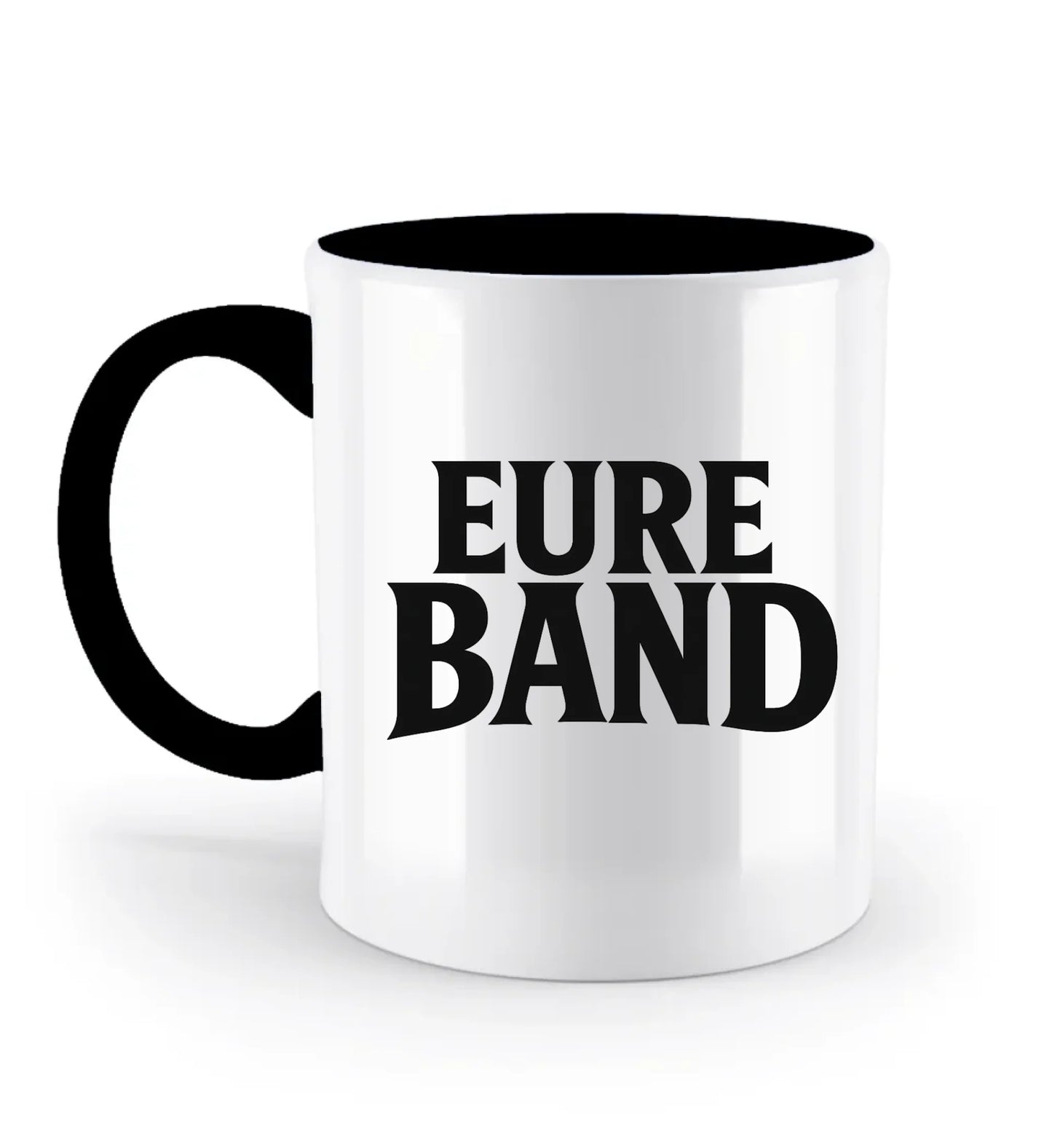 Weiße Keramiktasse mit großem schwarzen Schriftzug ‚Eure Band‘ auf der Vorderseite. Der Text kann individuell mit dem eigenen Bandnamen gestaltet werden. Griff und Innenleben sind schwarz