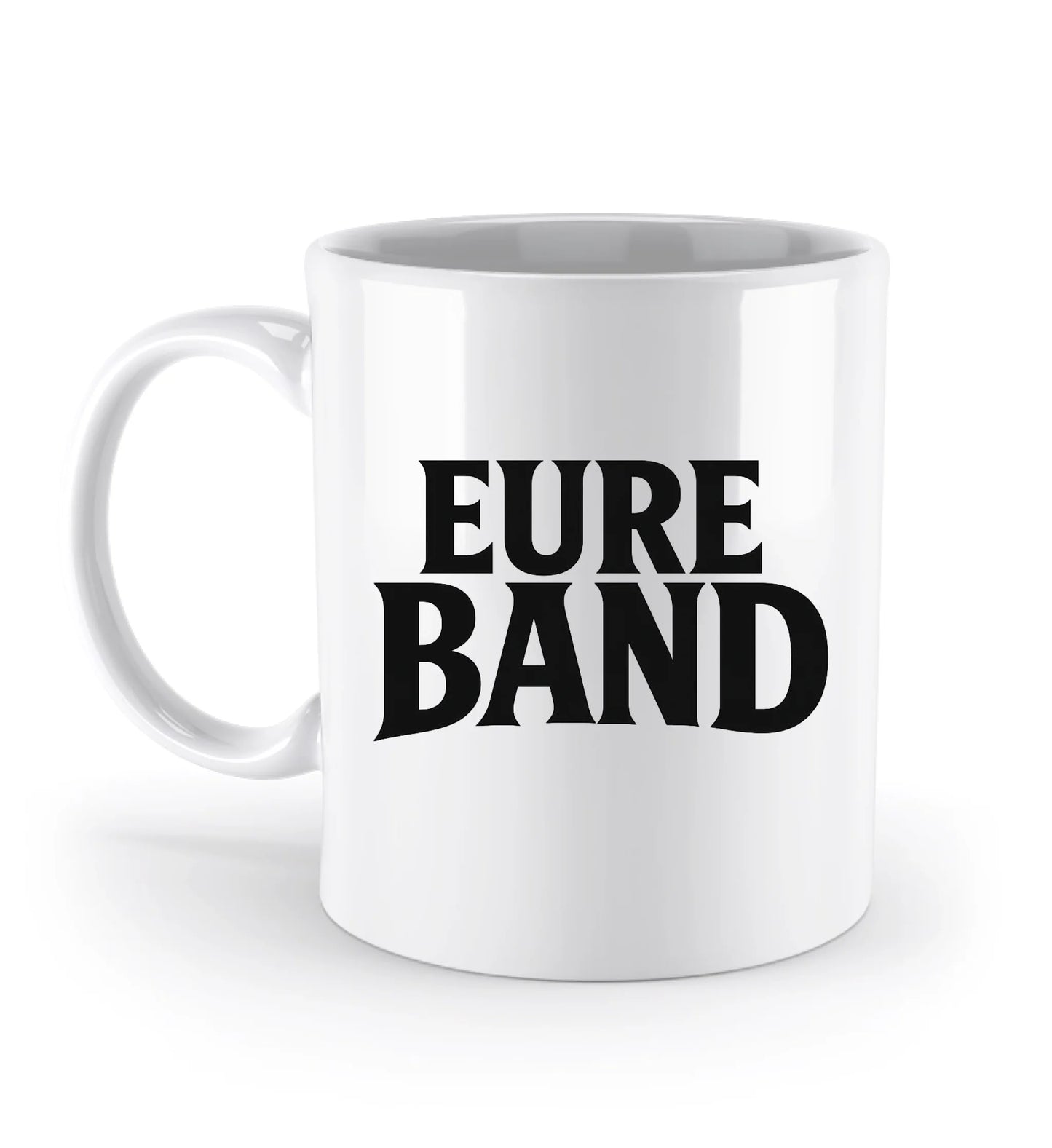 Weiße Keramiktasse mit großem schwarzen Schriftzug ‚Eure Band‘ auf der Vorderseite. Der Text kann individuell mit dem eigenen Bandnamen gestaltet werden.