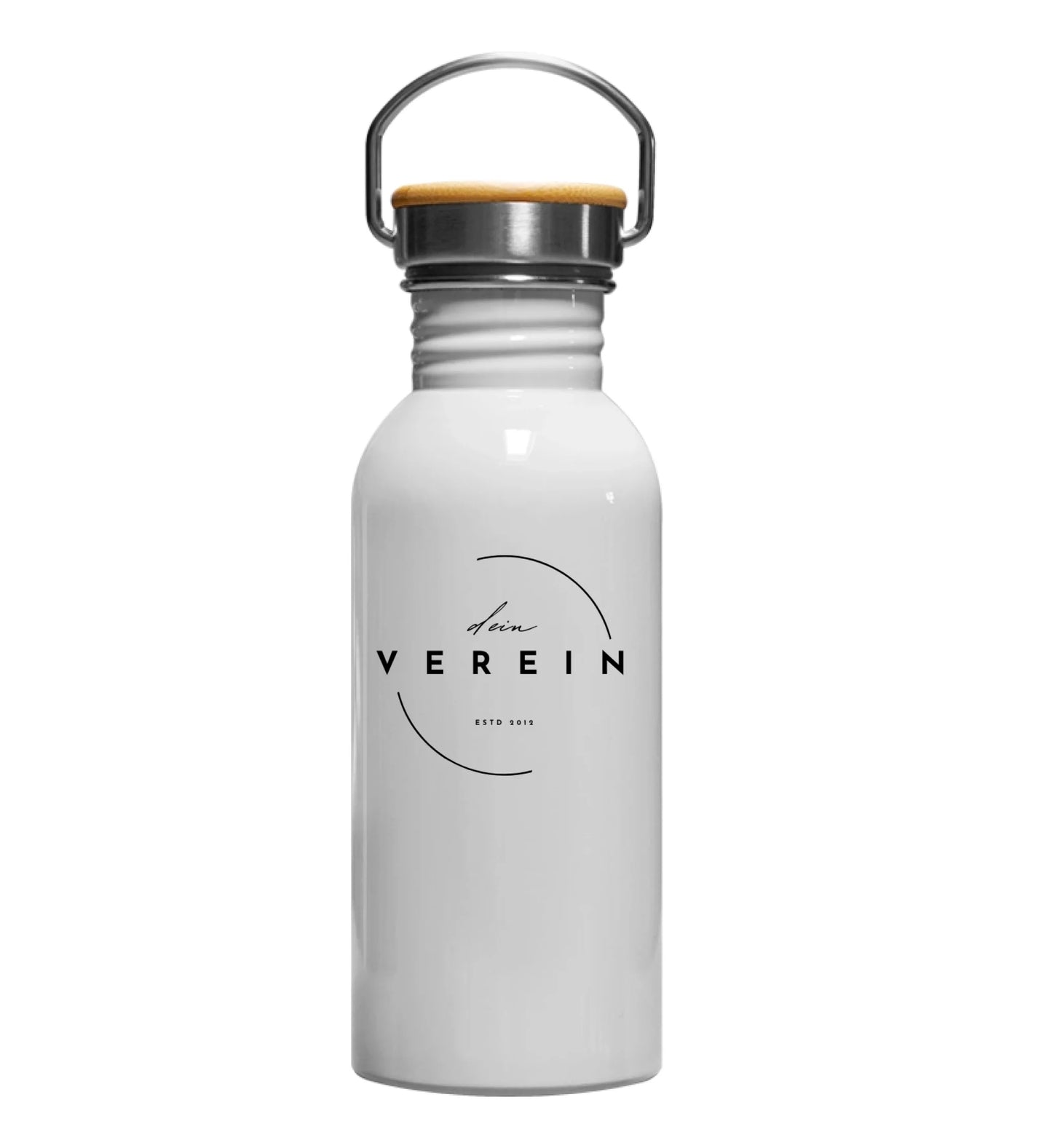 Weiße Trinkflasche aus Edelstahl mit Schraubverschluss und Holzdeckel, inklusive Tragegriff aus Metall. Auf der Vorderseite ist das Vereinslogo mit dem Schriftzug ‚dein Verein – estd 2018‘ abgebildet. Der Vereinsname kann individuell angepasst werden.