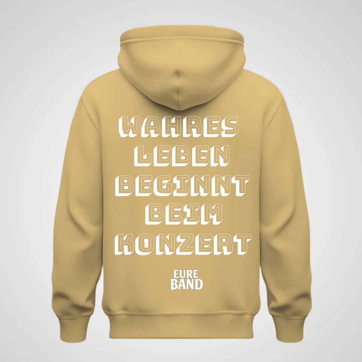 Beiger Hoodie mit großem weißen Schriftzug auf der Rückseite: ‚Wahres Leben beginnt beim Konzert‘. Darunter steht der Schriftzug ‚Eure Band‘. Der Bandname kann individuell angepasst werden.