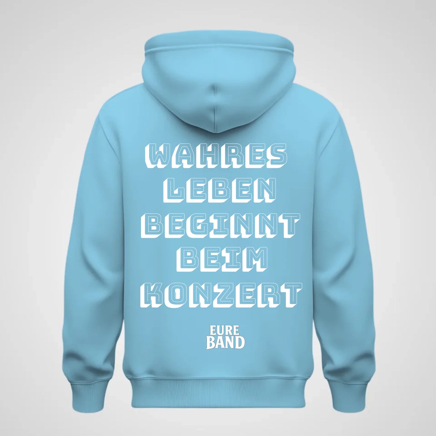 Hellblauer Hoodie mit großem weißen Schriftzug auf der Rückseite: ‚Wahres Leben beginnt beim Konzert‘. Darunter steht der Schriftzug ‚Eure Band‘. Der Bandname kann individuell angepasst werden.