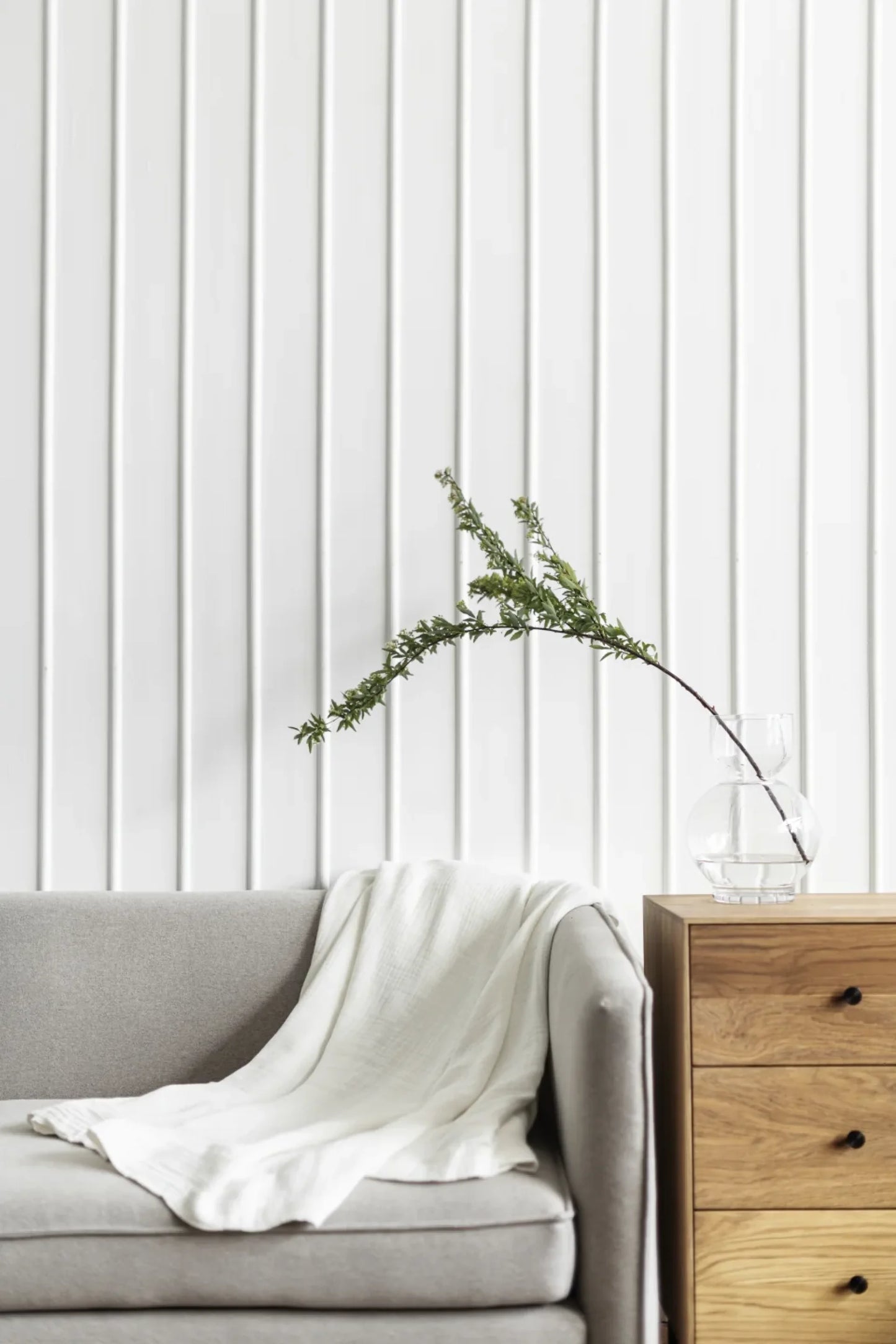white-throw-blanket-sofa