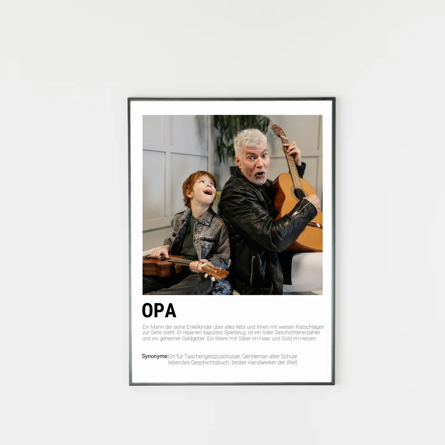 Poster mit personalisierbarem Foto-Bereich im oberen Teil. Darunter steht groß das Wort ‚OPA‘ mit einer Definition im Wörterbuch-Stil. Beschrieben wird der Großvater als liebevoller Begleiter seiner Enkelkinder, weiser Ratgeber, Geschichtenerzähler und Helfer in allen Lebenslagen. Genannt werden Synonyme wie: Ort für Taschengeldzuschüsse, Gentleman alter Schule, lebendes Geschichtsbuch und bester Handwerker der Welt.