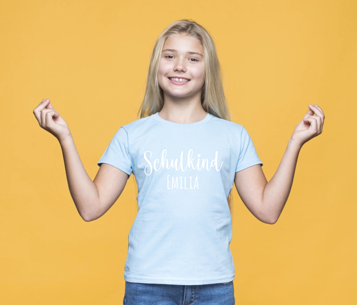 junges-madchen-des-smiley-mit-gelbem-hintergrund