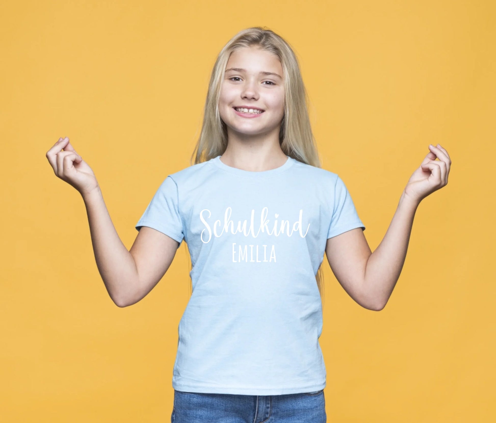 junges-madchen-des-smiley-mit-gelbem-hintergrund