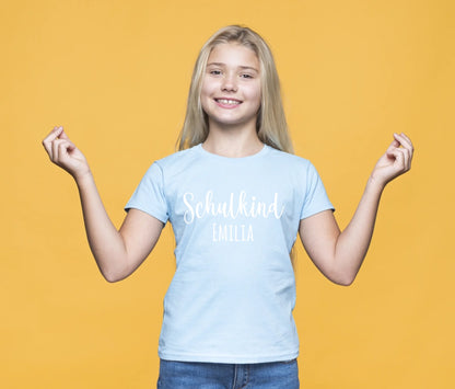 junges-madchen-des-smiley-mit-gelbem-hintergrund