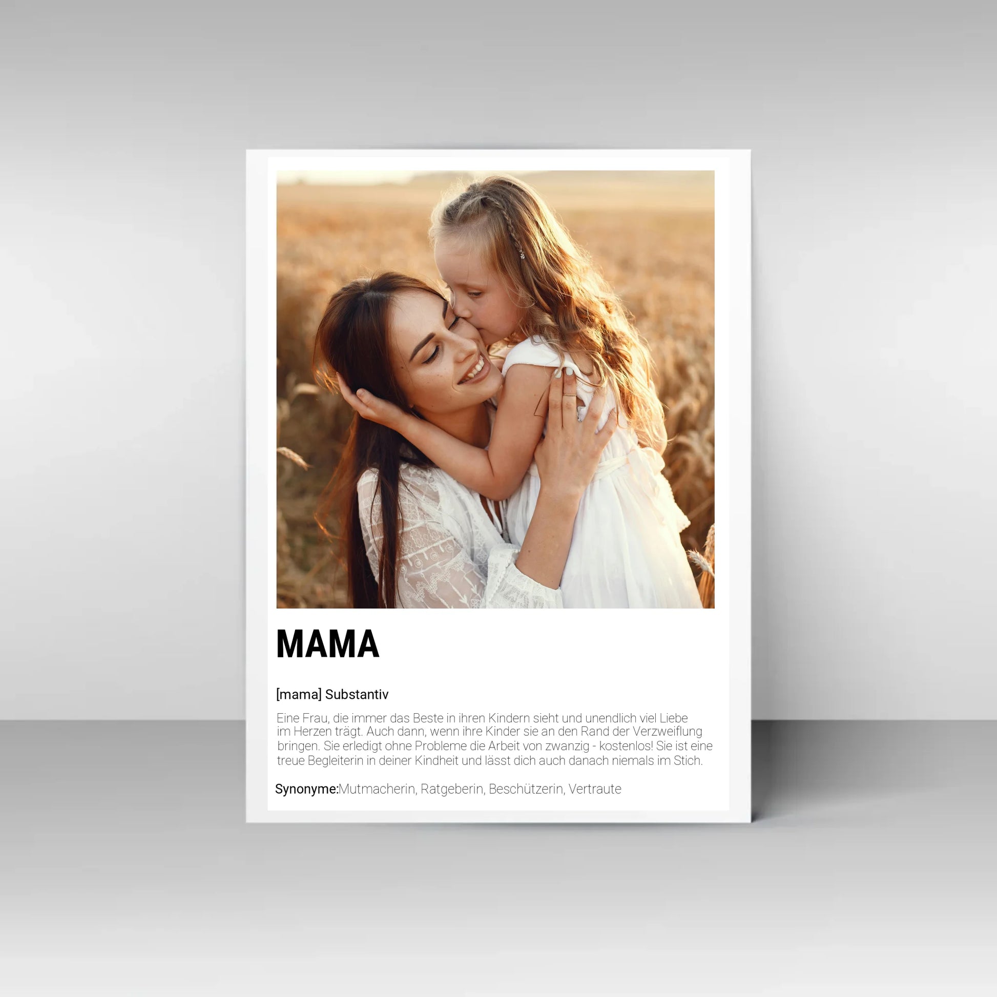 Poster mit personalisierbarem Foto. Unten groß ‚MAMA‘ mit Definition im Wörterbuchstil: Frau, die das Beste in ihren Kindern sieht, unendlich viel Liebe schenkt, Probleme löst und eine treue Begleiterin durch die Kindheit ist. Synonyme: Mutmacherin, Ratgeberin, Beschützerin, Vertraute.