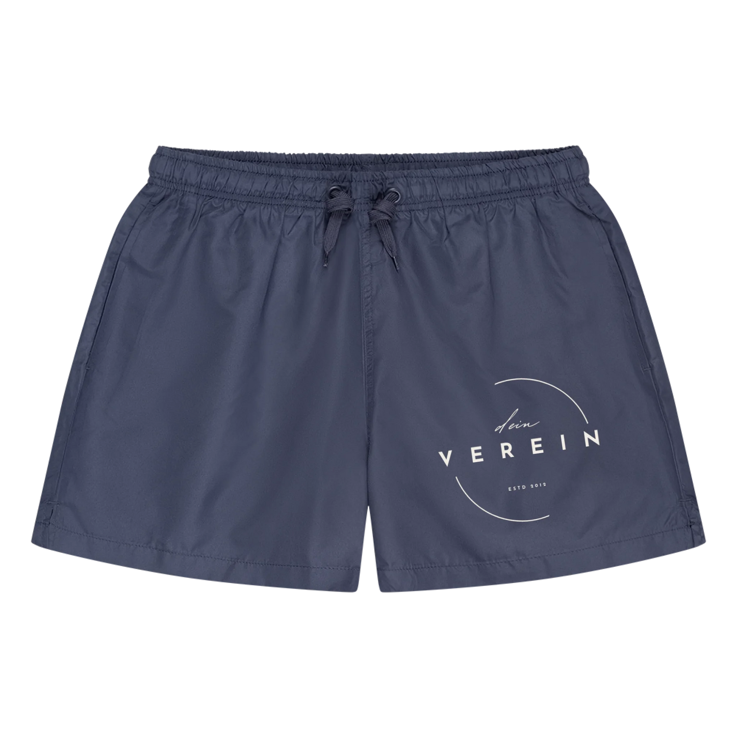 Blaue Badeshorts mit elastischem Bund und Kordelzug. Auf dem Bein ist das Vereinslogo mit dem Schriftzug ‚dein Verein – estd 2018‘ abgebildet. Der Vereinsname kann individuell angepasst werden