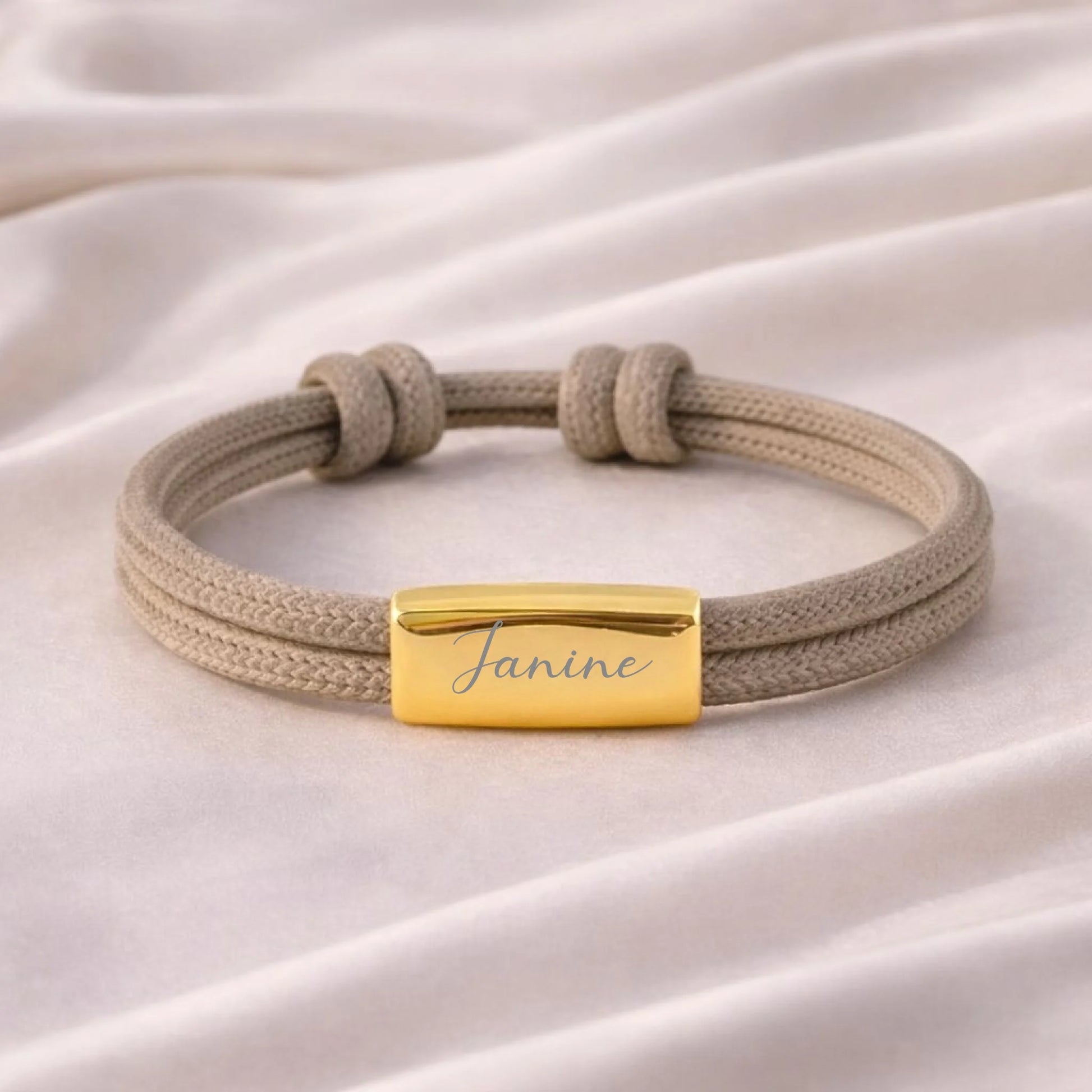 Personalisierbares Armband mit Namen aus Segeltau mit Gravur, zusätzliche Produktansicht