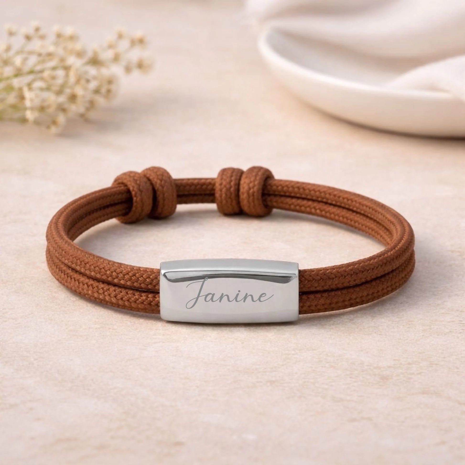 Personalisierbares Armband mit Namen aus Segeltau mit Gravur, alternative Produktansicht