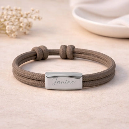 Personalisierbares Armband mit Namen aus Segeltau mit Gravur, Ansicht des Produkts
