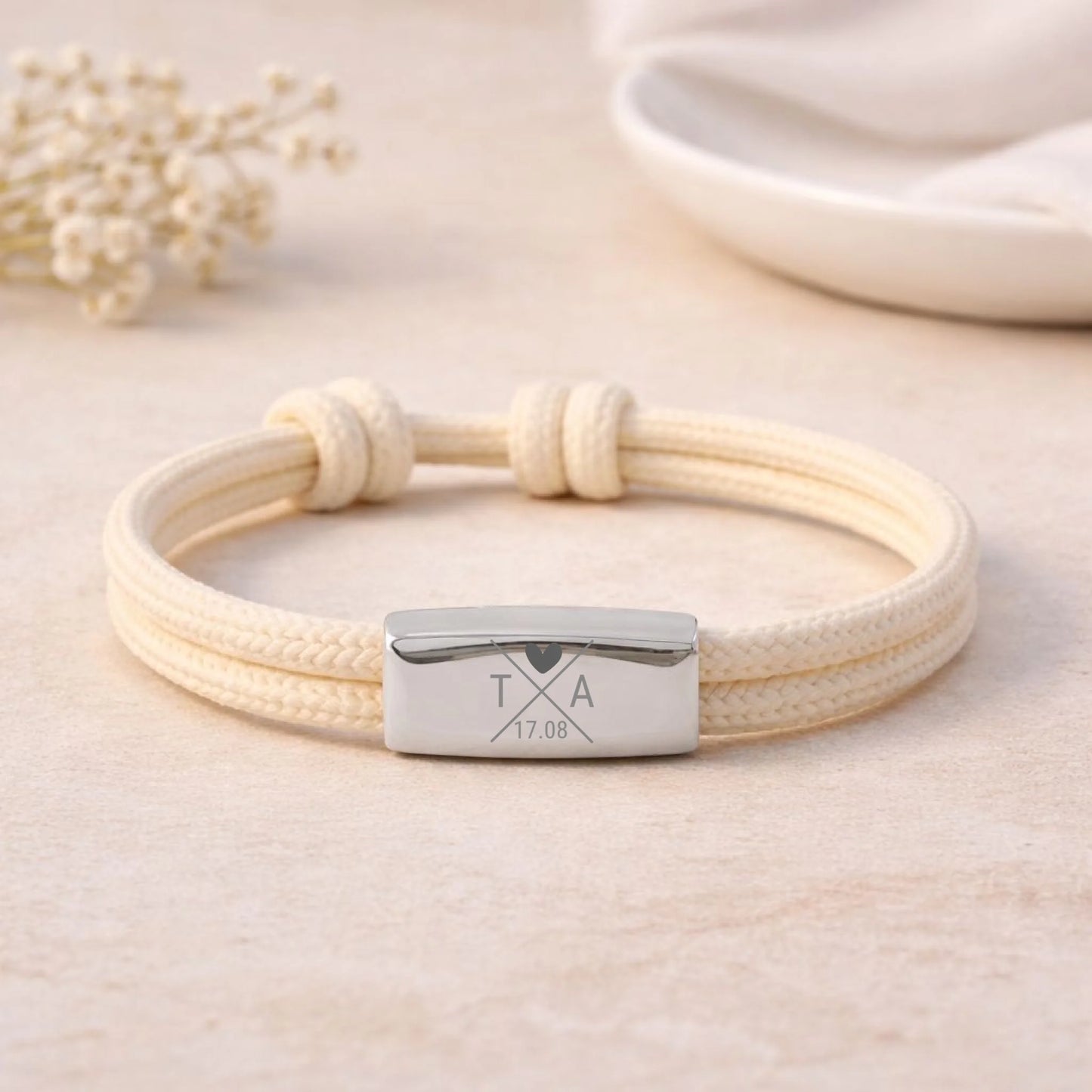 Personalisierbares Armband mit Initialen und Datum aus Segeltau, Ansicht des Produkts