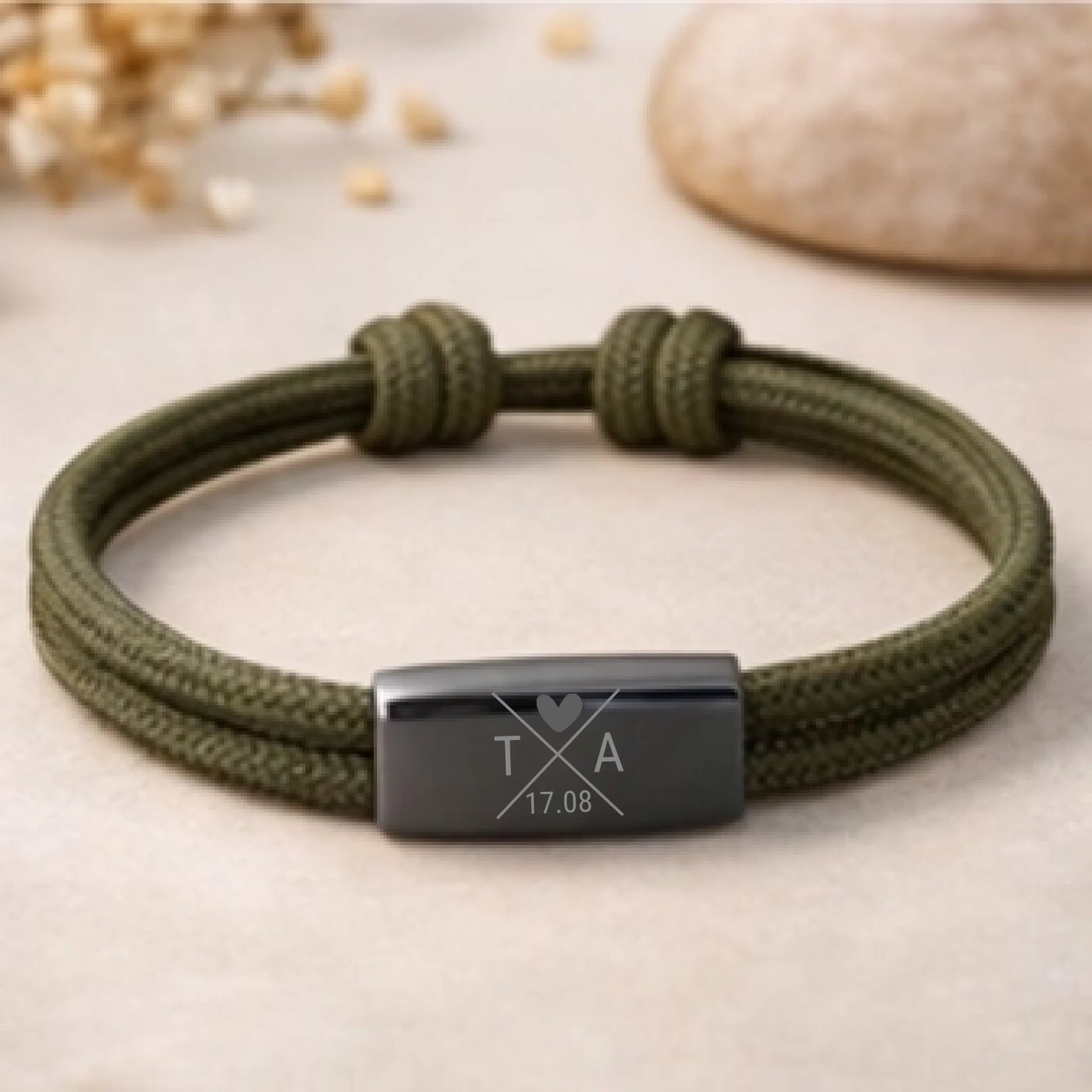 Personalisierbares Armband mit Initialen und Datum aus Segeltau, zusätzliche Produktansicht