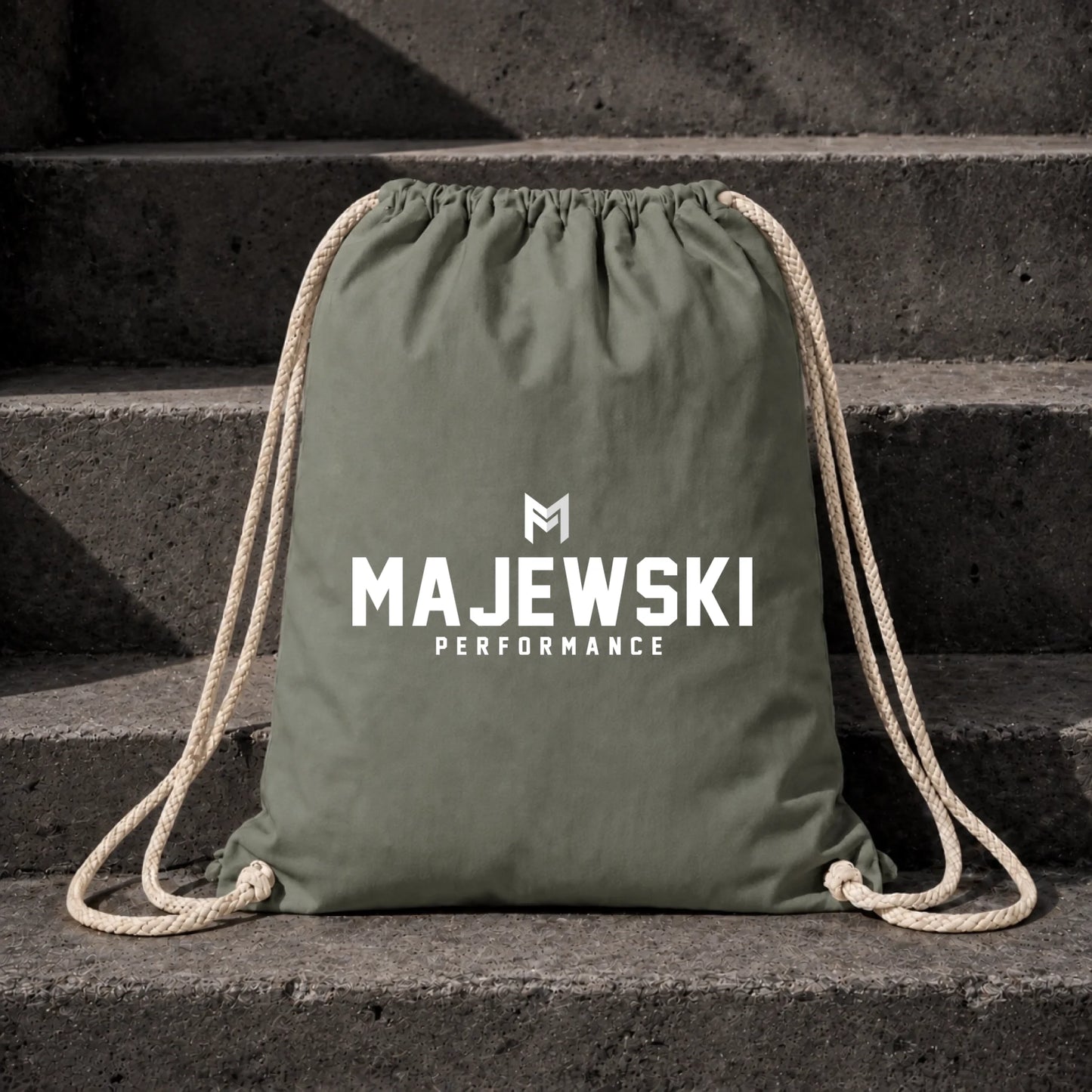 FamilySurprise_Majewski_Gymbag_olive