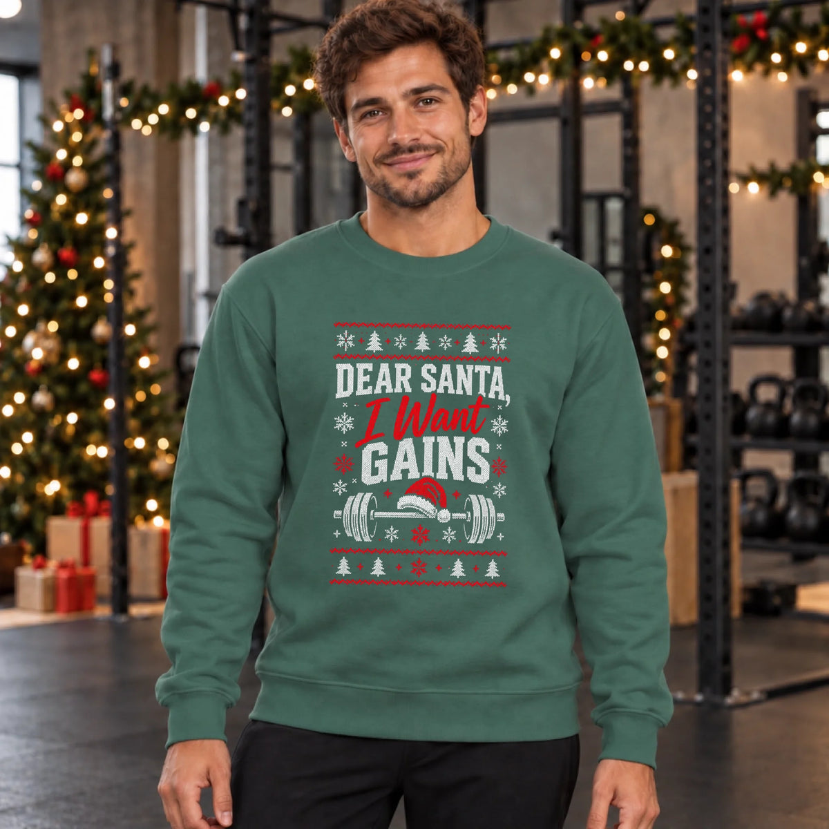 Mann im grünen Sweatshirt im Fitnessstudio