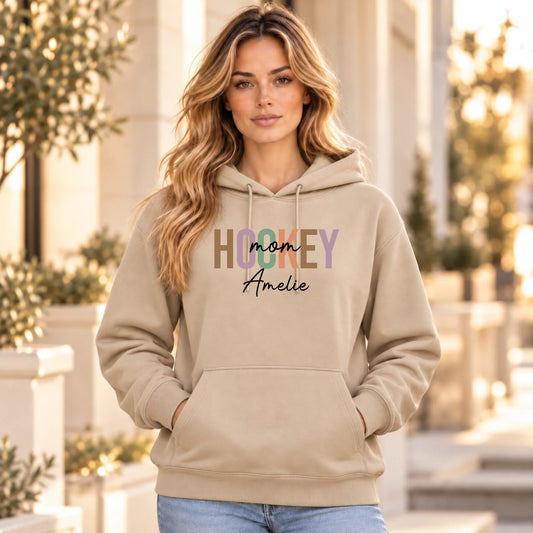 FamilySurprise-Hoodie_05_Beige_Frau_vorne