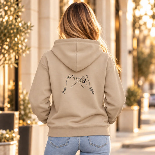 FamilySurprise-Hoodie_05_Beige_Frau_hinten
