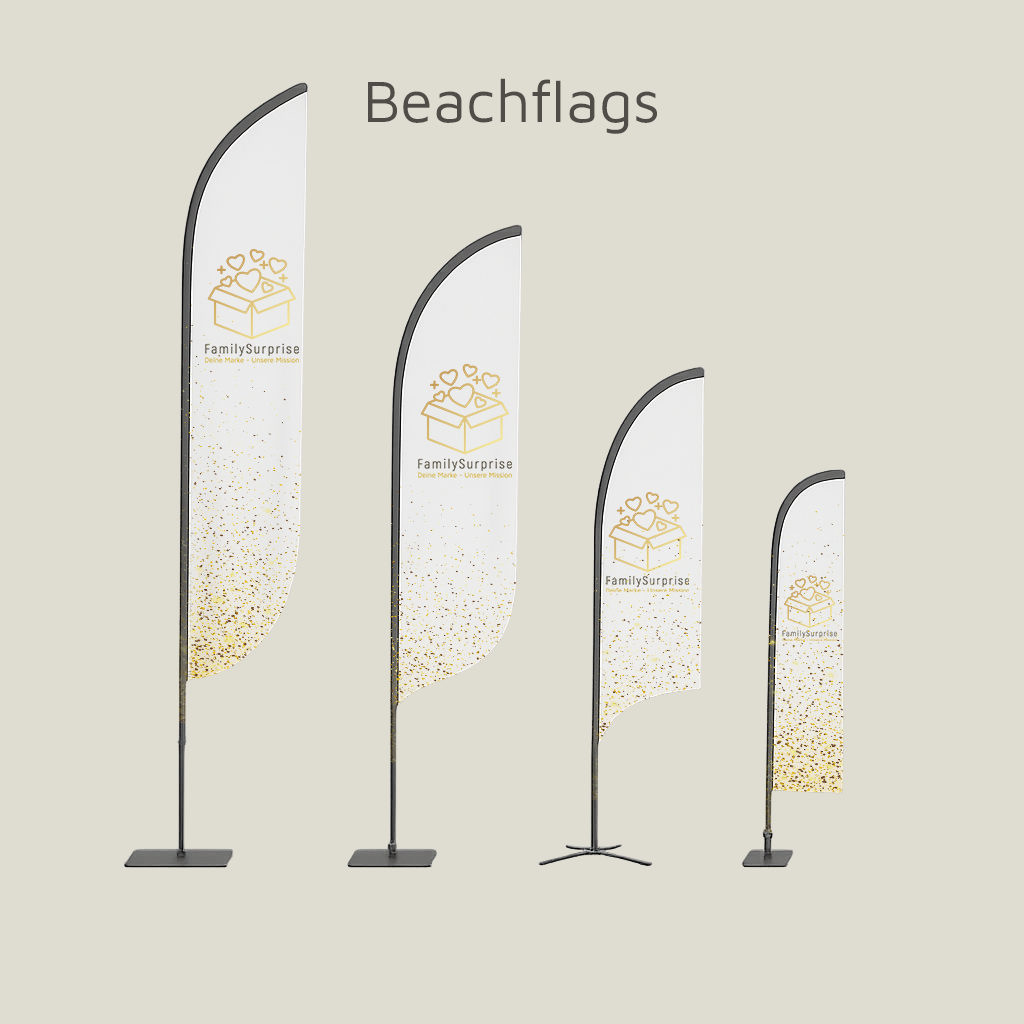 Mehrere Beachflags in unterschiedlichen Größen mit dem „FamilySurprise“-Logo auf hellem Hintergrund.