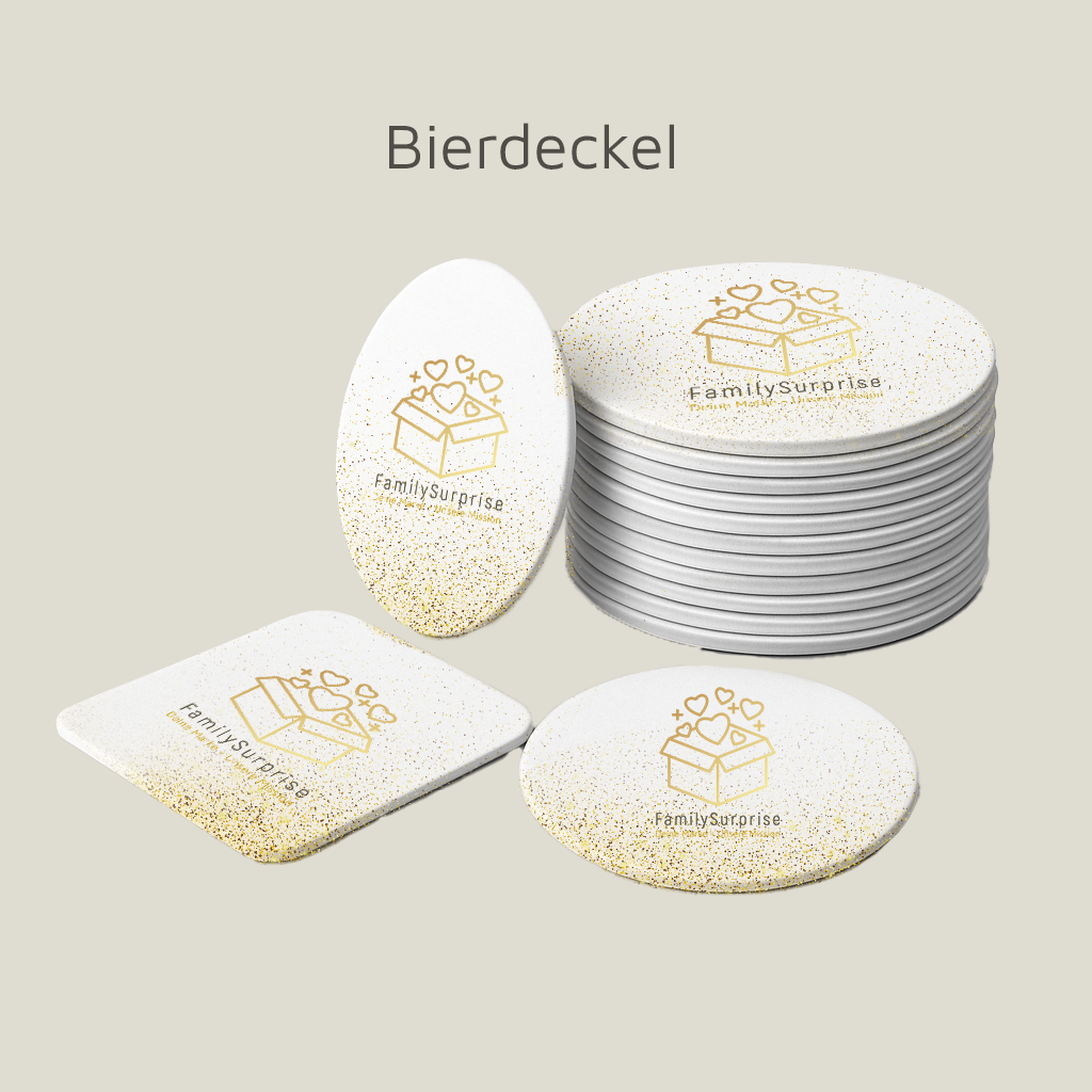 Bedruckte Bierdeckel in verschiedenen Formen mit Logo „FamilySurprise“ auf einem Bildschirm.