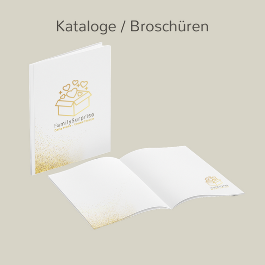 Geschlossene und geöffnete Broschüre mit dem „FamilySurprise“-Logo, auf einem Bildschirm dargestellt.
