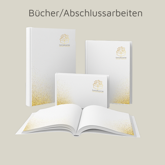 Mehrere gebundene Bücher und eine aufgeschlagene Abschlussarbeit mit „FamilySurprise“-Logo und goldfarbenem Verlauf.