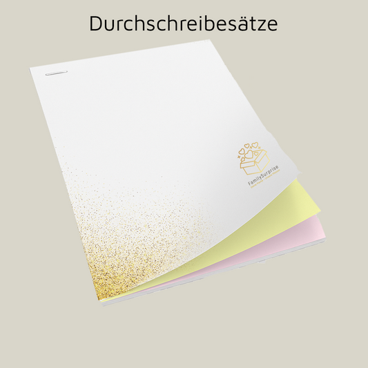 Mehrteiliger Durchschreibesatz mit oberem weißen Blatt und farbigen Kopien, auf jedem Blatt das „FamilySurprise“-Logo.