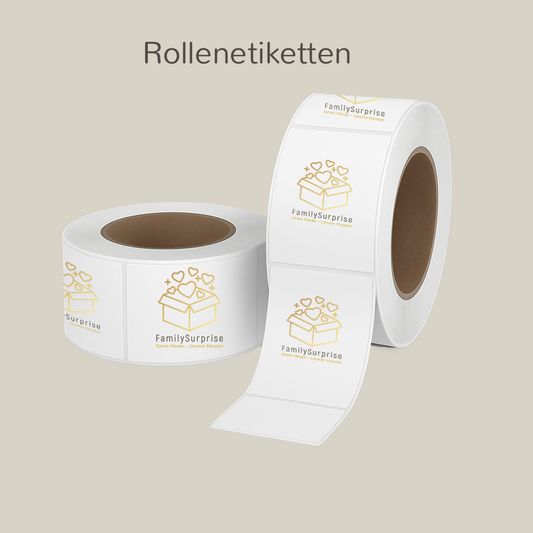 Rollenetiketten mit dem goldfarbenen „FamilySurprise“-Logo auf zwei Etikettenrollen, dargestellt auf einem Bildschirm.