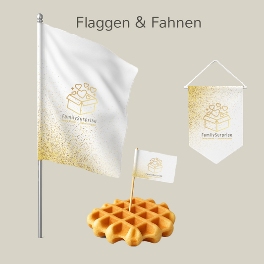 Verschiedene Flaggen und Fahnen mit dem „FamilySurprise“-Logo, darunter eine große Hissfahne, eine Tischflagge und ein kleines Banner.