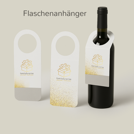 Mehrere Flaschenanhänger mit dem „FamilySurprise“-Logo, darunter ein Beispiel an einer Weinflasche befestigt.