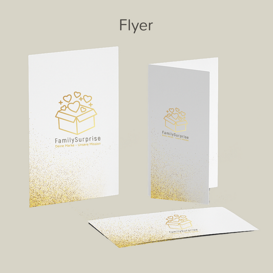 Verschiedene Flyer im Hoch- und Querformat mit dem „FamilySurprise“-Logo in einem hellen, goldakzentuierten Design.