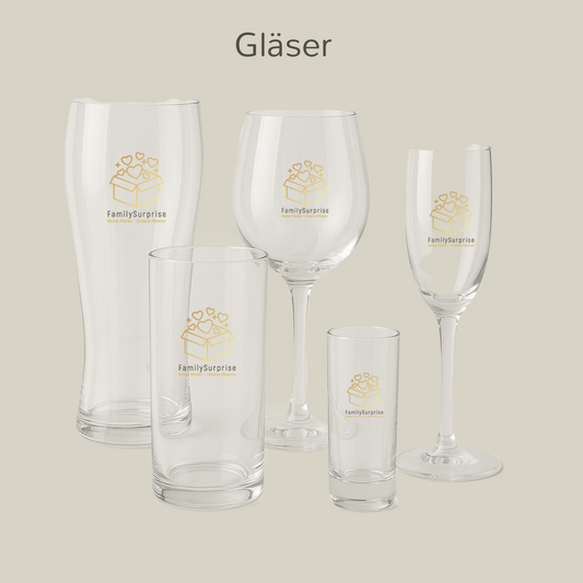 Verschiedene Glasformen mit dem „FamilySurprise“-Logo, darunter Wein-, Sekt-, Bier- und Trinkgläser.