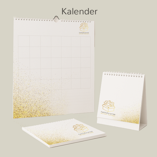 Wandkalender, Tischkalender und Planer mit dem „FamilySurprise“-Logo, auf einem Bildschirm dargestellt.