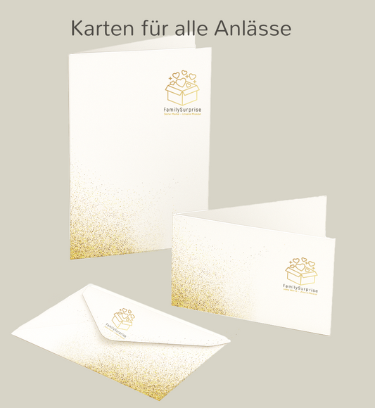 Verschiedene Karten und Umschläge mit dem „FamilySurprise“-Logo in hellem, elegantem Design.