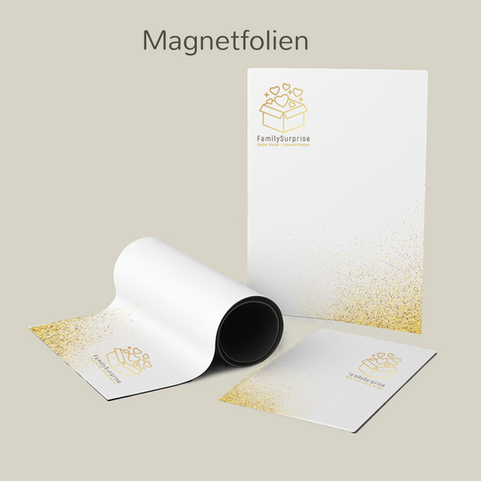 Gerollte und flache Magnetfolien mit dem „FamilySurprise“-Logo, auf einem Bildschirm dargestellt.