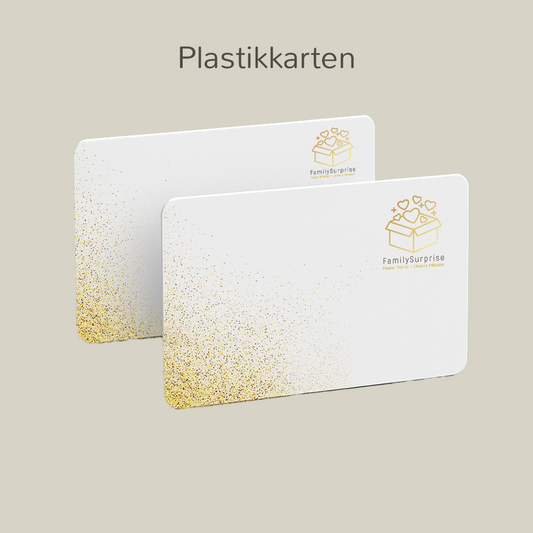 Zwei Plastikkarten im Kreditkartenformat mit dem „FamilySurprise“-Logo, auf einem Bildschirm dargestellt.