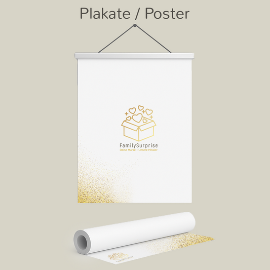 Hängendes Poster und aufgerolltes Plakat mit dem goldfarbenen „FamilySurprise“-Logo auf einem Bildschirm dargestellt.