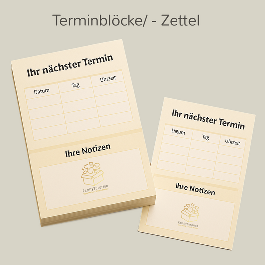 Terminblöcke und Notizzettel mit Tabellenfeldern und dem „FamilySurprise“-Logo, auf einem Bildschirm dargestellt.