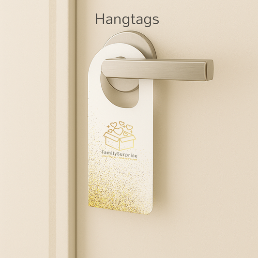 Bedruckter Türanhänger mit dem Logo „FamilySurprise“ an einer silbernen Türklinke.